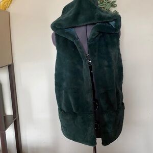 89th & Madison Faux Fur vest NWT Sz Med
